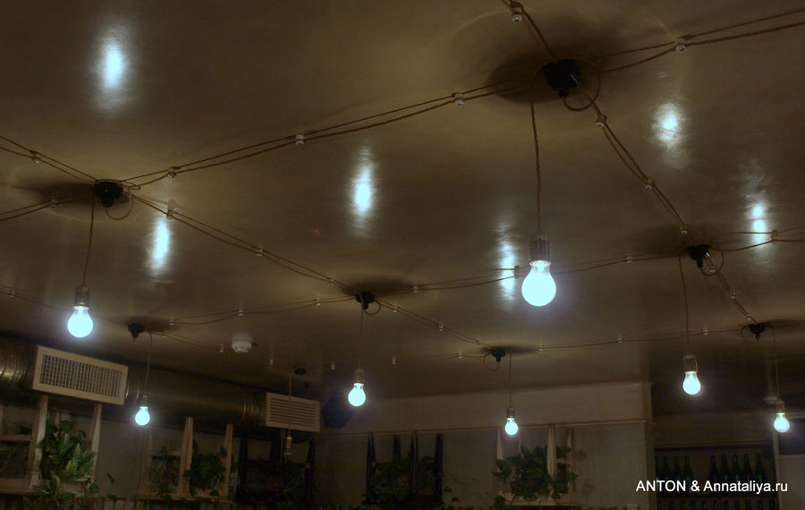 Лампочки на электрошнурах. Одесса, Украина