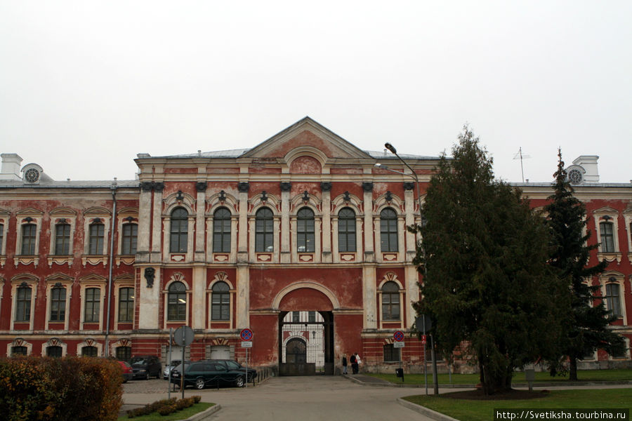 Университет во дворце