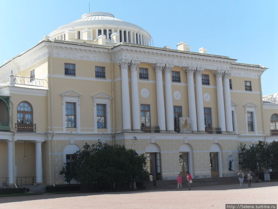 Павловский дворец, Центральный корпус