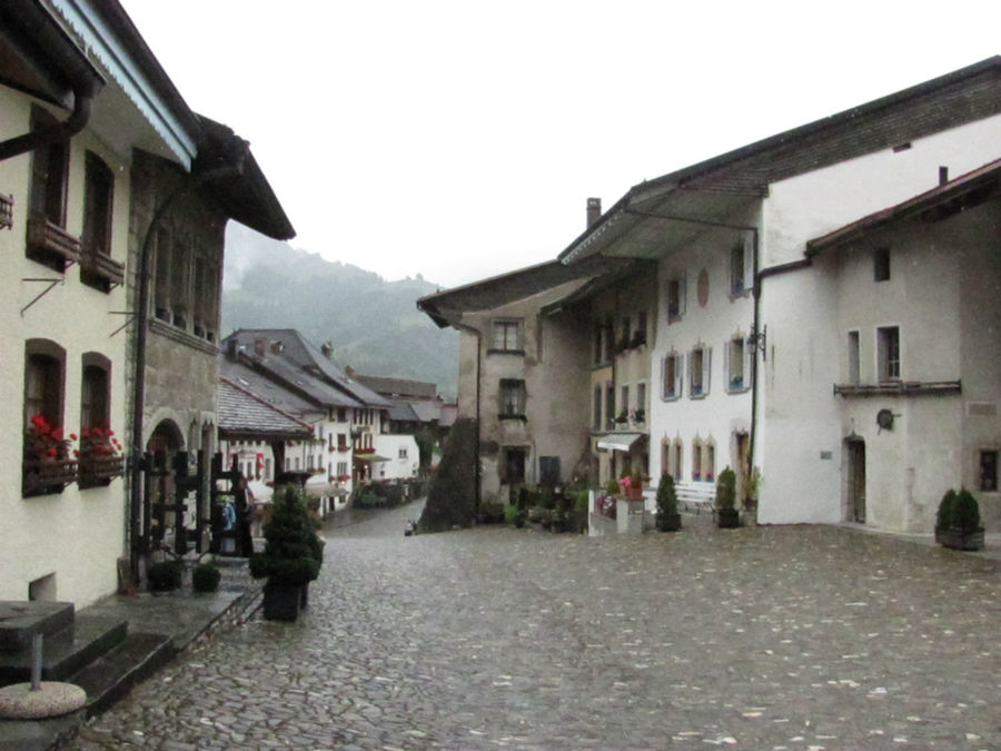 Главная и, пожалуй, единственная улица города — Бургштрассе (Bourgstrasse) Грюйер, Швейцария