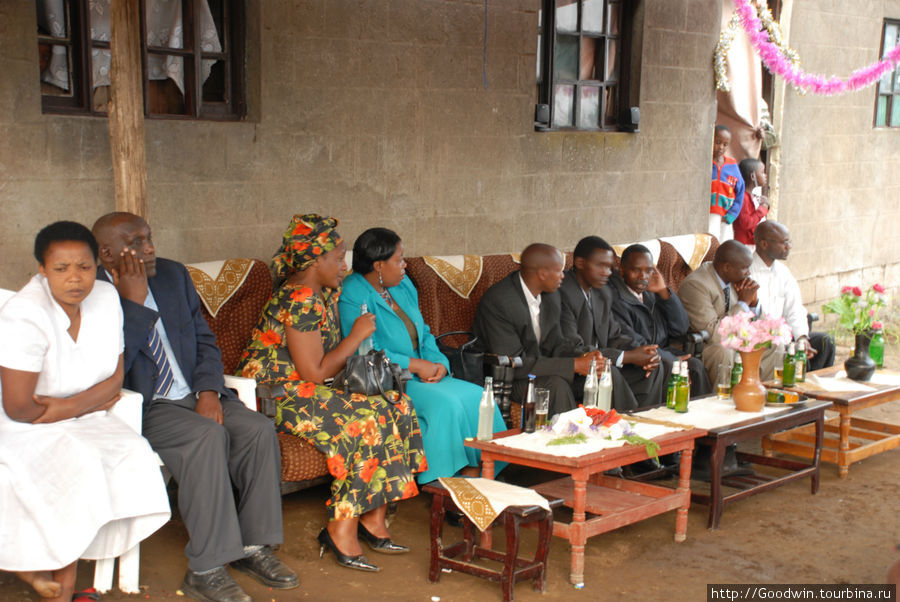 Близкие родственники и почётные гости из местных чиновников Руанда