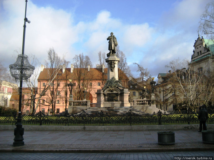 Памятник Адаму Мицкевичу , одному из величайших польских поэтов периода романтизма. Установлен в 1898 году к столетию со дня рождения поэта Варшава, Польша