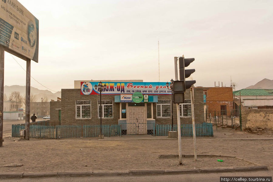 На одном перекрестке стоят светофоры, но не работают Улэгэй, Монголия