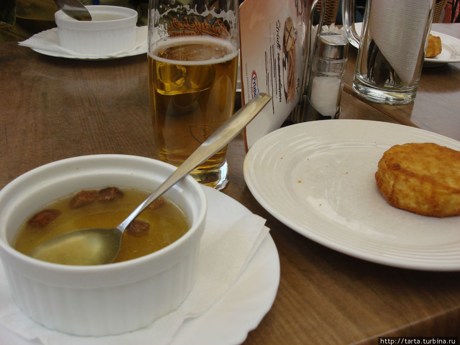 И обед замечательный! Чесночный суп и жареный гермелин... Чешский Крумлов, Чехия