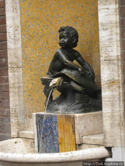 Ребенок и черепаха. Судя по состоянию ее головы, она приносит удачу Сиена, Италия