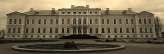 Рундальский дворец со стороны парка