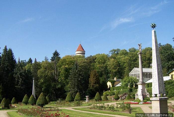 парк в английском стиле с террасами, розарием и мраморными статуями. Конопиште, Чехия