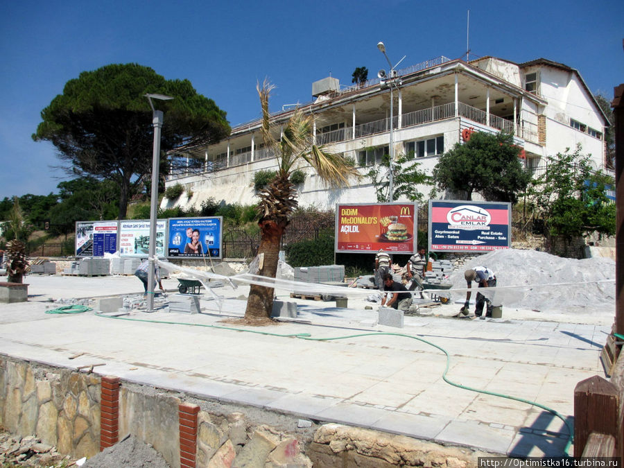 Реконструкция набережной идёт даже в субботу Дидим, Турция