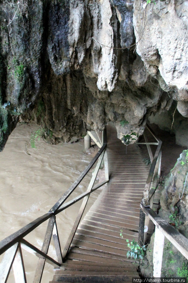 Спуск в пещеру Там Нам Лод Мае-Хонг-Сон, Таиланд