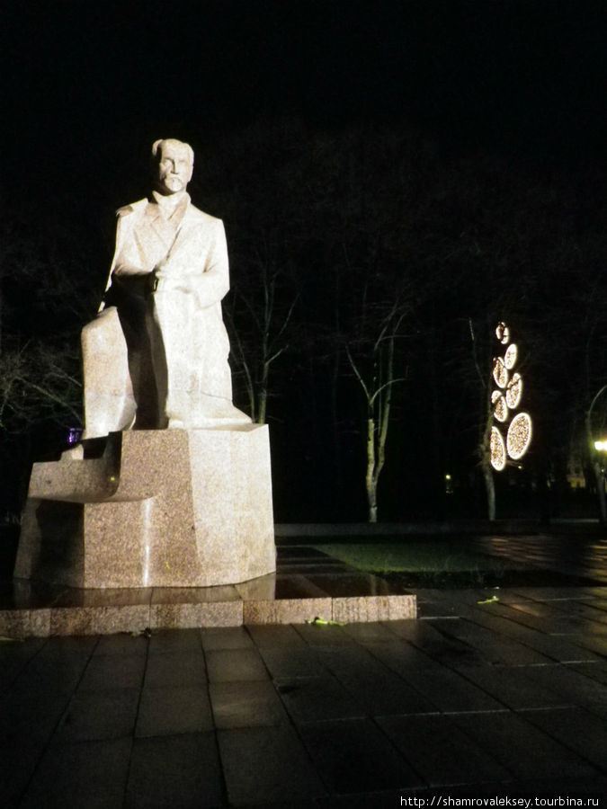 Эспланада. Памятник поэту и драматургу Райнису Рига, Латвия