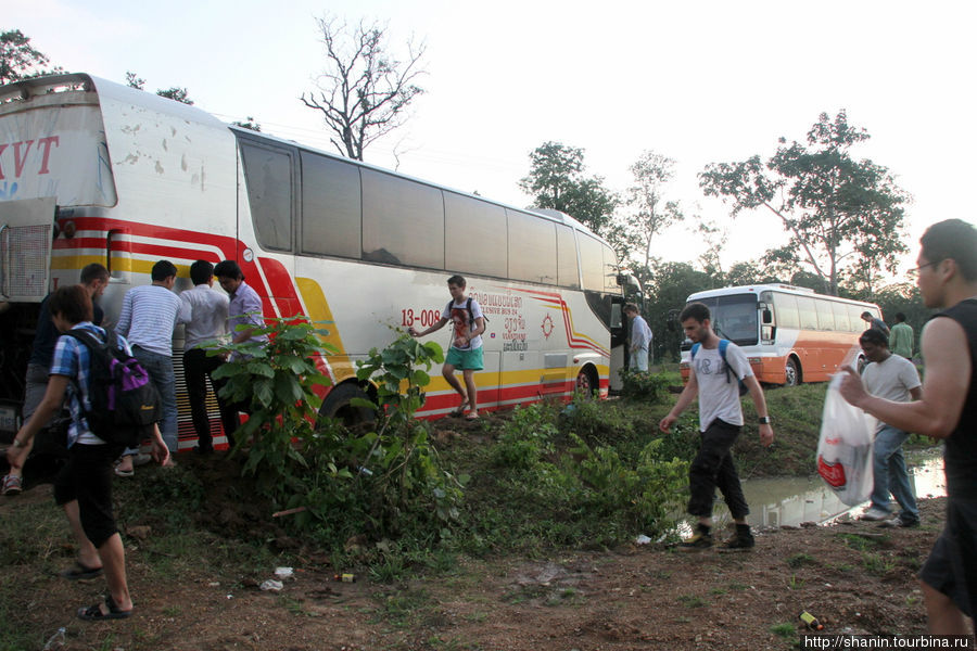 Второй автобус пригнали на помощь. Но бесполезно. Он вытащить не смог Камбоджа