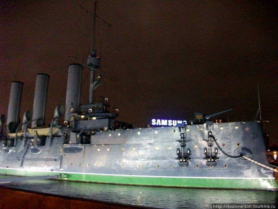 ...крейсер революции Аврора (ныне — Аврора-Samsung) обходятся простой подсветкой без новогодних изысков. Санкт-Петербург, Россия