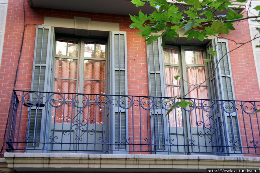 типичные городские окна — деревянные ставни вместо жалюзи Барселона, Испания