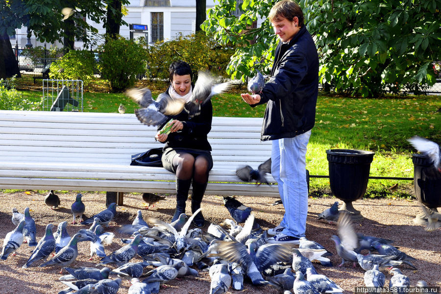 Развлечения людей и голубей в Екатерининском саду Санкт-Петербург, Россия