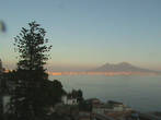 Вид на неаполитанский залив и Везувий с одной из панорамных площадок района Мергеллина.