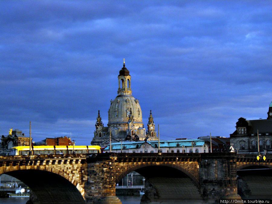 Обе части Дрездена объединяет мост Августа. Когда-то на этом мосту стоял Наполеон. Давно мечтал увидеть тебя, Дрезден, — сказал император, отправляясь отсюда на прогулку по городу. Дрезден, Германия