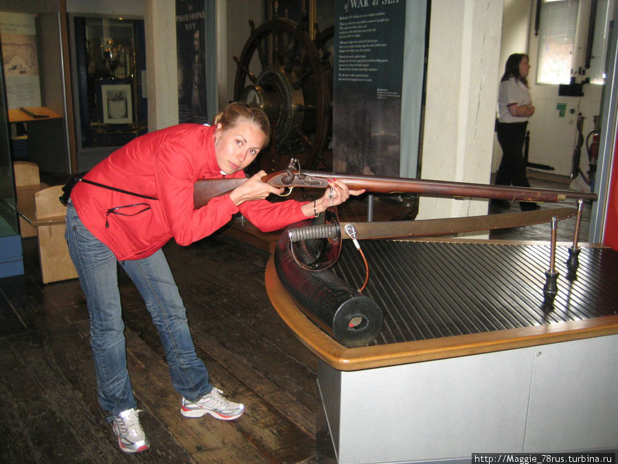 На одной из многочисленных экспозиций прикинулись стрелками... Портсмут, Великобритания