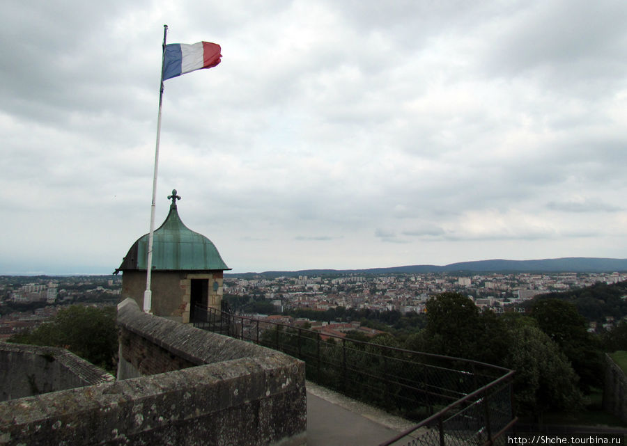 Безансон, взгляд на город и окрестности с высоты цитадели Безансон, Франция
