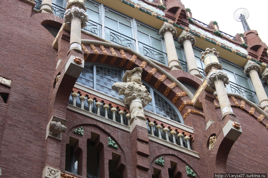Боковой фасад с бюстом Вагнера Барселона, Испания