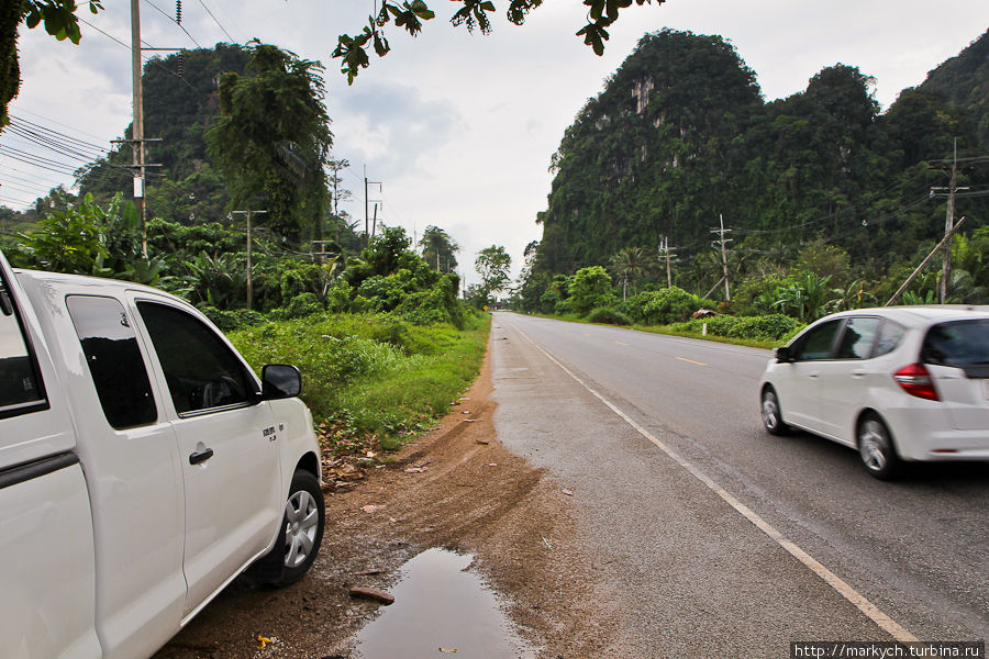 Дорога пролегала по красивой местности, между характерными для этого региона отдельно стоящими скалами. Остров Пхукет, Таиланд