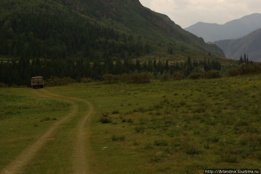 Последние метры дороги, дальше только пешком, на велосипедах или лошадьми. Алтайский край, Россия