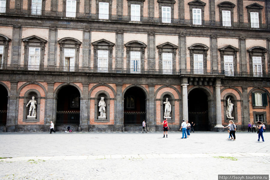 В нишах Королевского дворца (Palazzo Reale di Napoli) стоят статуи королей. У неаполитанцев есть про них анекдот (смотрим на статуи):
Первый: Кто посмел здесь помочиться!?
Второй: Что?! Как вы могли подумать? Я благородный человек!
Третий: Это сделал я!
Четвертый: Я зарублю тебя! Неаполь, Италия