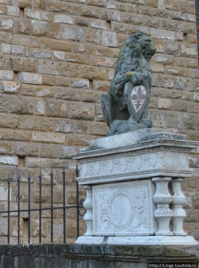 Marzocco — геральдический лев с гербом города. Флоренция, Италия