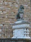 Marzocco — геральдический лев с гербом города.