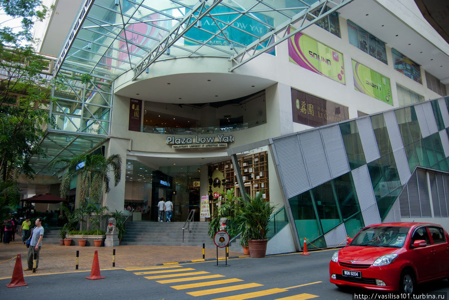 Вход в торговый центр с электроникой — Low Yat Куала-Лумпур, Малайзия