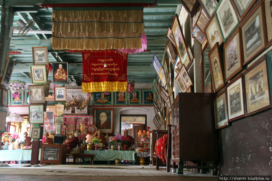 Все стены увешаны фотографиями Монива, Мьянма