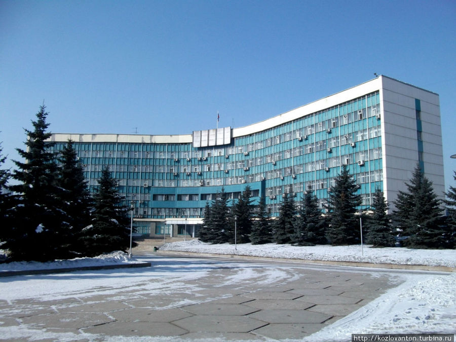 Современное здание городской администрации. Новокузнецк, Россия