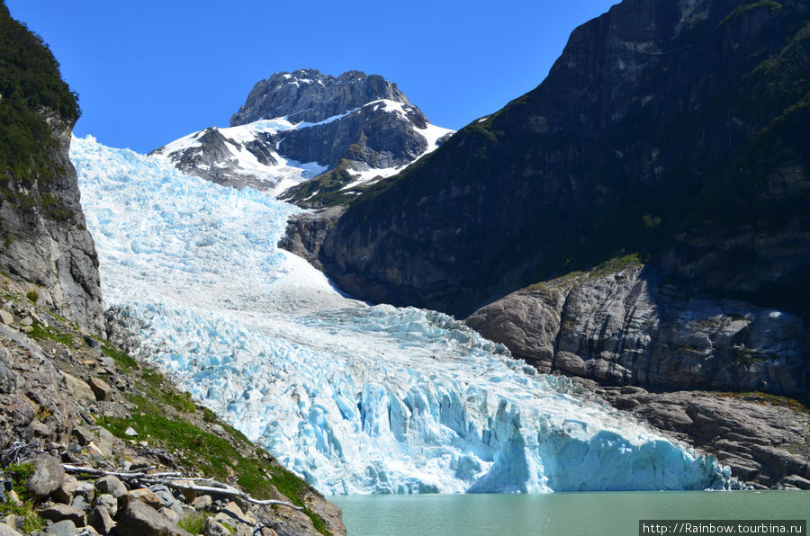 Вот и он — ледник Серрано в целой своей красоте.
Редко случается в этих краях такой погожий солнечный и еще и безветренный день, когда можно вдоволь налюбоваться этим природным сокровищем Национальный парк Бернардо О'Хиггинс, Чили