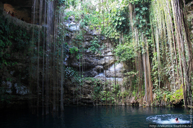 Вода внизу приятно тёплая и насыщена кальцием. Утонуть почти невозможно. Чичен-Ица город майя, Мексика