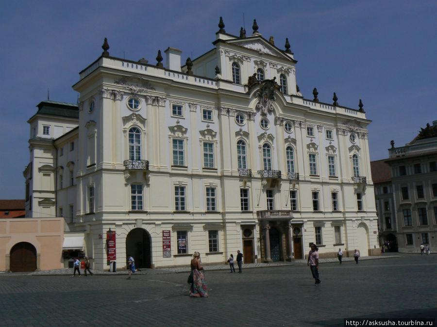 Архиепископский дворец на Градчанской площади Прага, Чехия