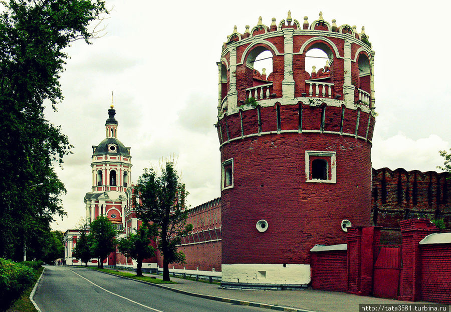 Надвратная колокольня  и угловая башня Донского монастыря у западной стены. Москва, Россия