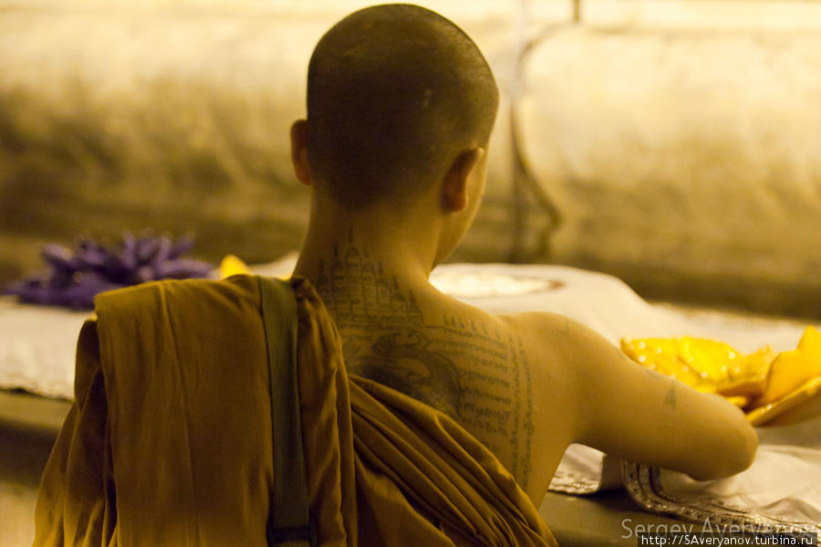 Татуированный монах из Тайланда. Сюжет наколок как и везде — купола и драконы Бодх-Гая, Индия