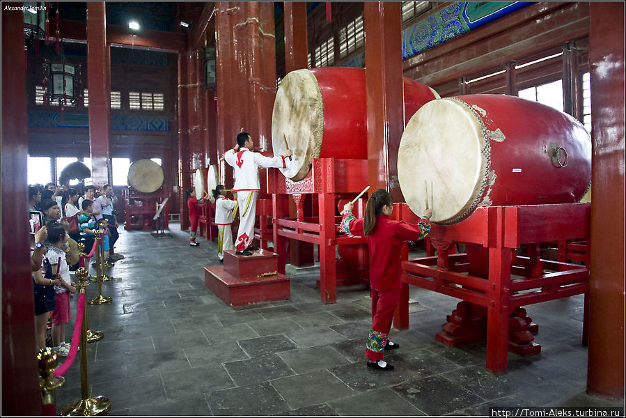 В Барабанной башне можно послушать небольшие концерты на старинных китайских барабанах в исполнении пекинских музыкантов. Концерт длится 15-20 минут и проводится раз в полчаса. Башня деревянная, ее высота — 46,7 м. Внутри на высокой террасе расположены пять залов под трехъярусной крышей, покрытой желтой черепицей...
* Пекин, Китай