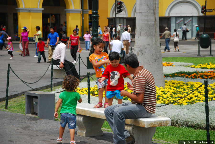 Вот такая яркая заразительная детская радость на Пласа-Майор Лима, Перу