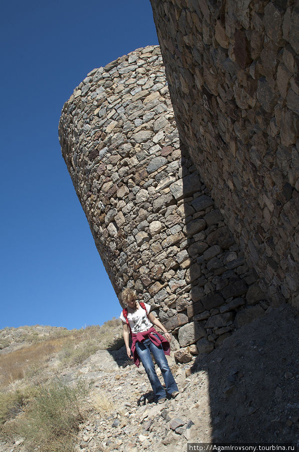 Крепость можно обойти кругом, натыкаясь на древние артефакты и современный мусор. Хор Вирап Монастырь, Армения