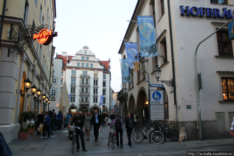 Пивную видно издалека по синим флагам и логотипу. Мюнхен, Германия
