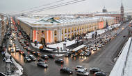 По центру — Гостиный двор и перекресток Невского с Садовой