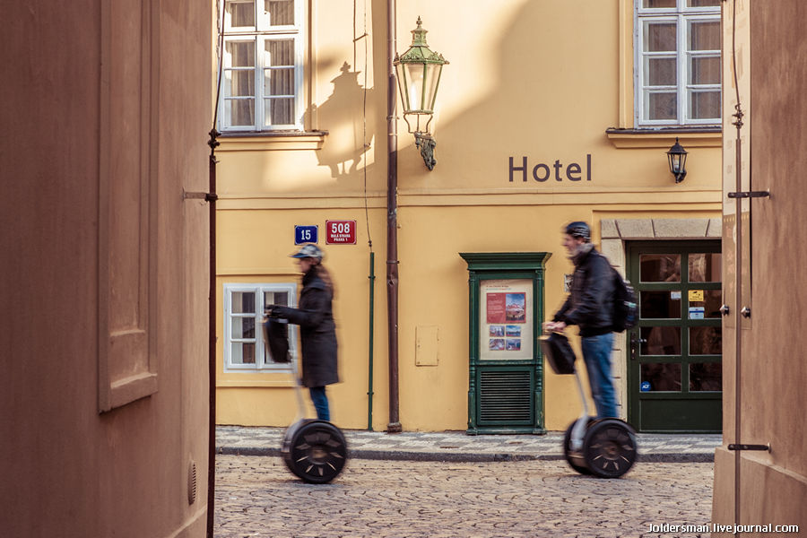 Прогулка на Сегвеях (двухколесных электоштуках) в Праге особенно популярна среди англоязычной публики. Прага, Чехия