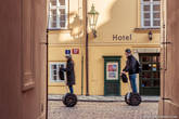 Прогулка на Сегвеях (двухколесных электоштуках) в Праге особенно популярна среди англоязычной публики.
