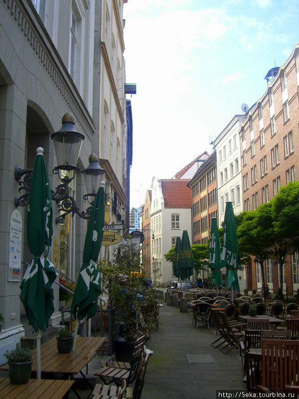 На первых этажах домов много кафе. Улица буквально заставлена столиками и стульями Гамбург, Германия