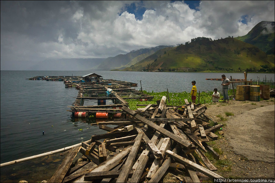 Тоба - крупнейшее вулканическое озеро в мире Суматра, Индонезия