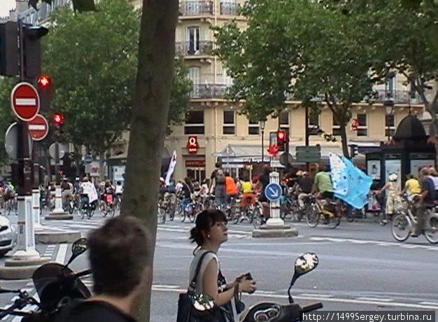 Необычный парад в Париже Париж, Франция
