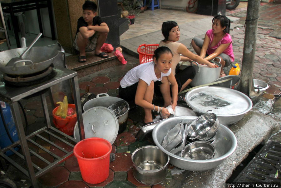 Посуду моют тоже на улице, прямо под ногами у прохожих Ханой, Вьетнам