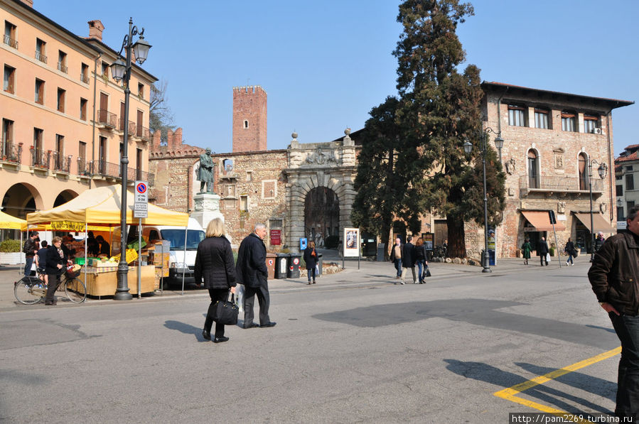Площадь dell’Isola (остров квадрат), в настоящее время площадь Matteotti Виченца, Италия