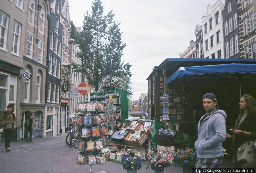 Начало знаменитого рынка тульпанов Амстердам, Нидерланды