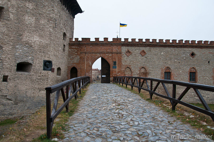 Центральный вход во двор крепости. Меджибож, Украина